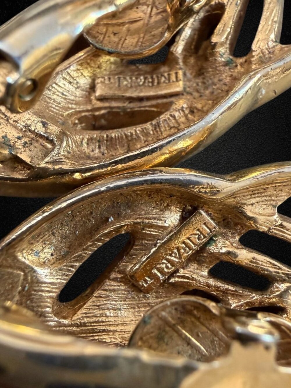 Vintage Trifari Leaf Gold Tone Design Clip-On Earrings Textured Openwork Retro - Picture 3 of 3
